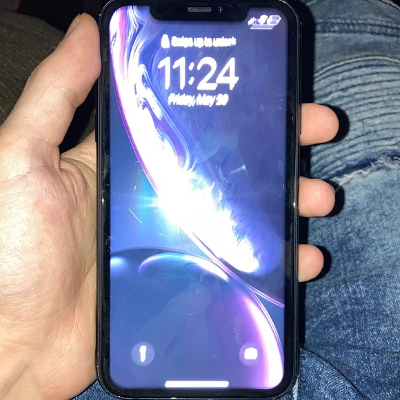 iphone xr t-mobile locked crackes and glass broke in the back works perfectly